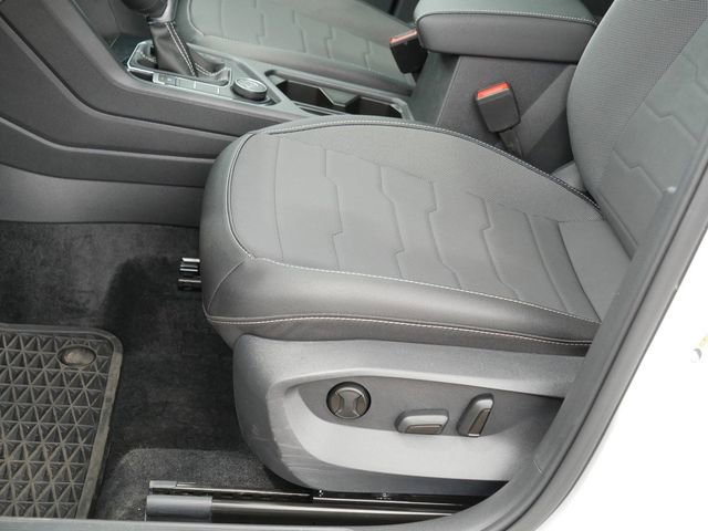 Used 2025 Volkswagen Taos SE AWD/4WD image 14