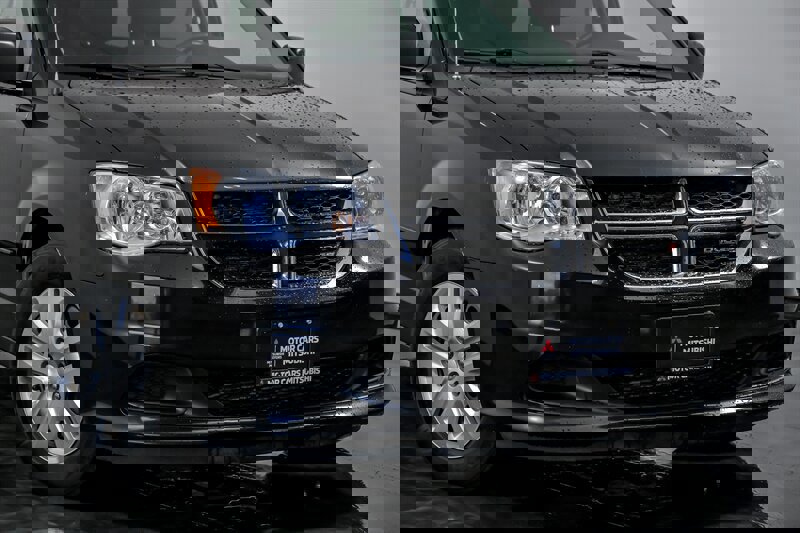 Used 2017 Dodge Grand Caravan SE image 2