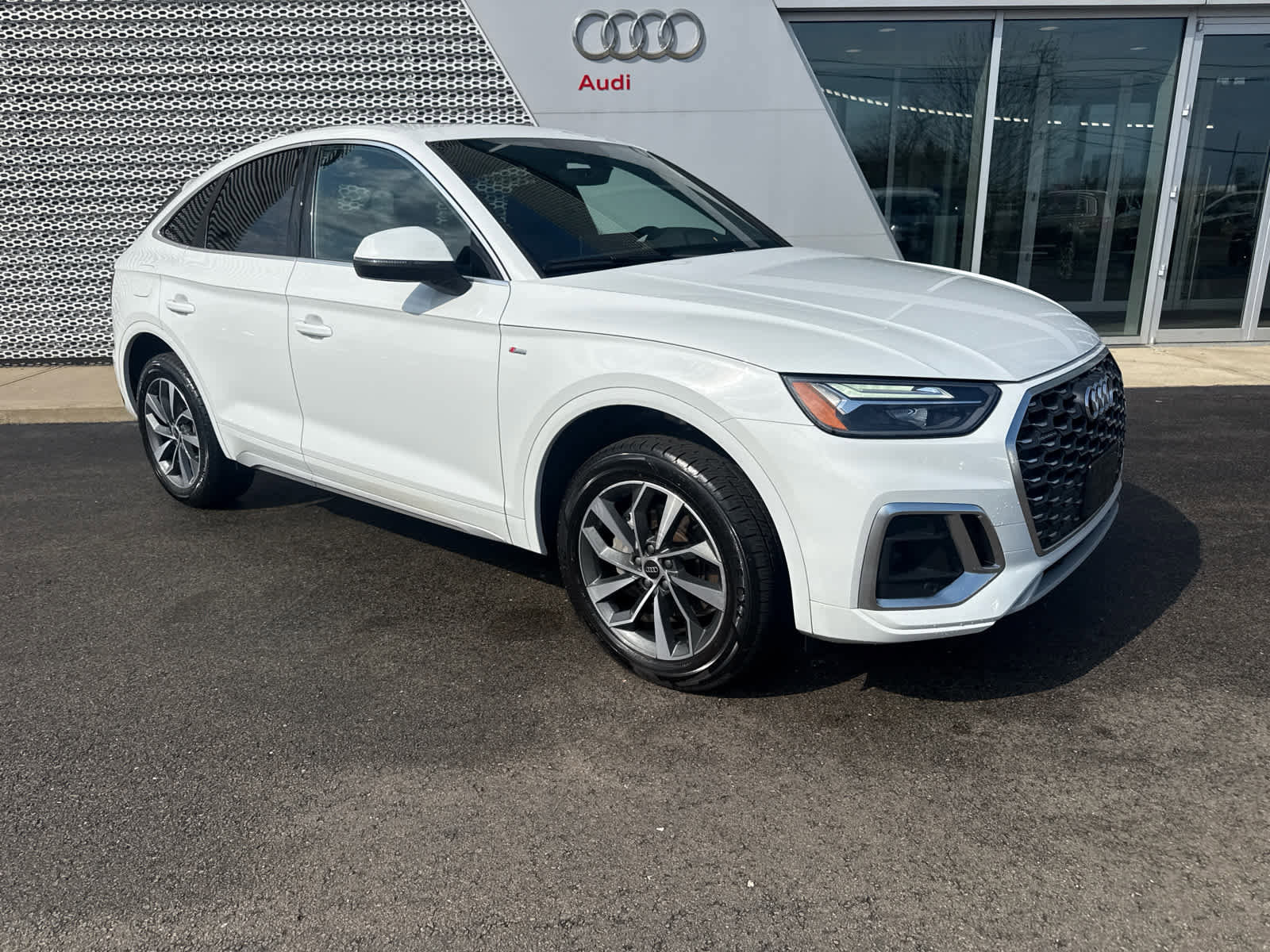 Used 2024 Audi Q5 2.0T Premium Plus w/ Premium Plus Package image 2