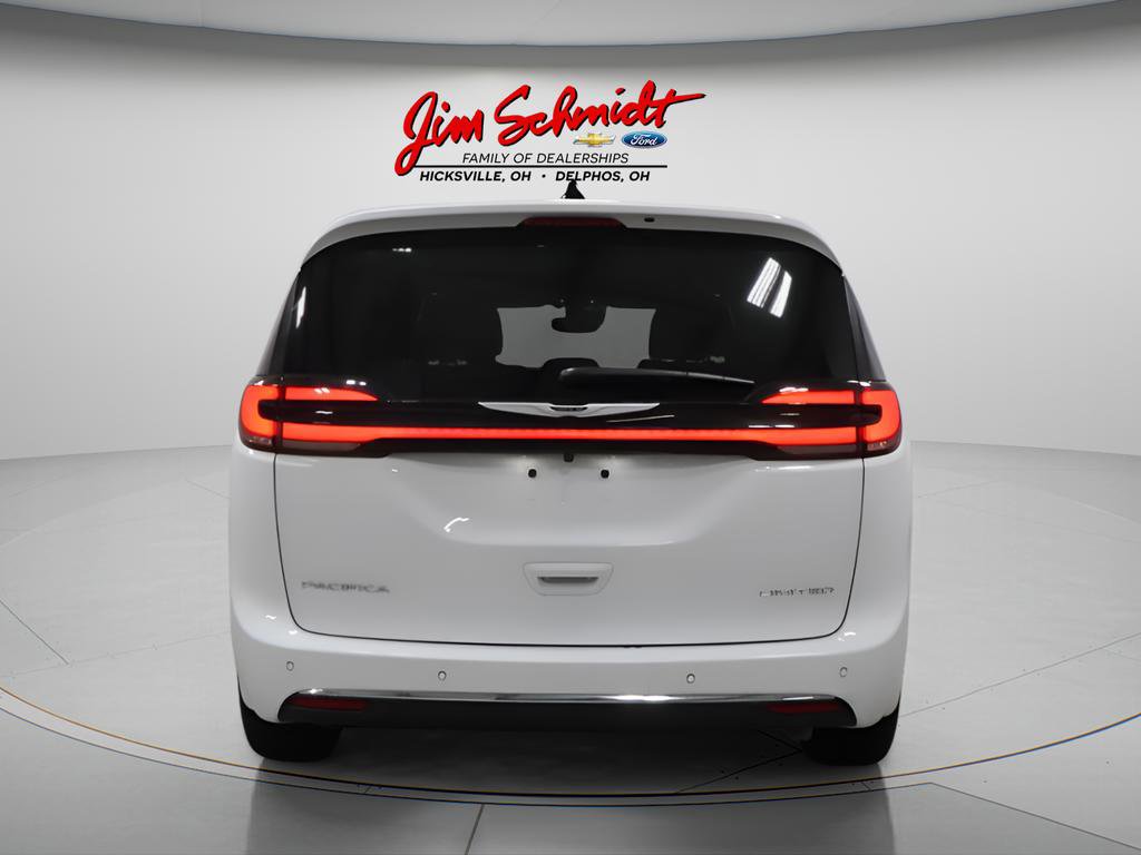 Used 2026 Chrysler Pacifica Limited image 5