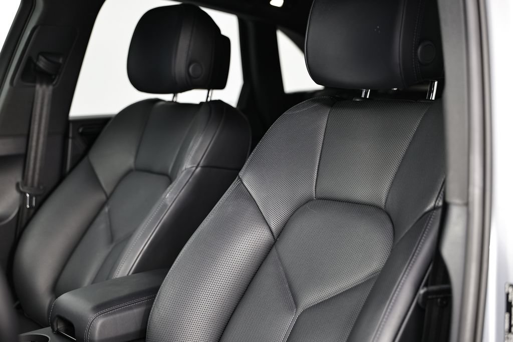 Certified 2026 Porsche Macan AWD/4WD image 24