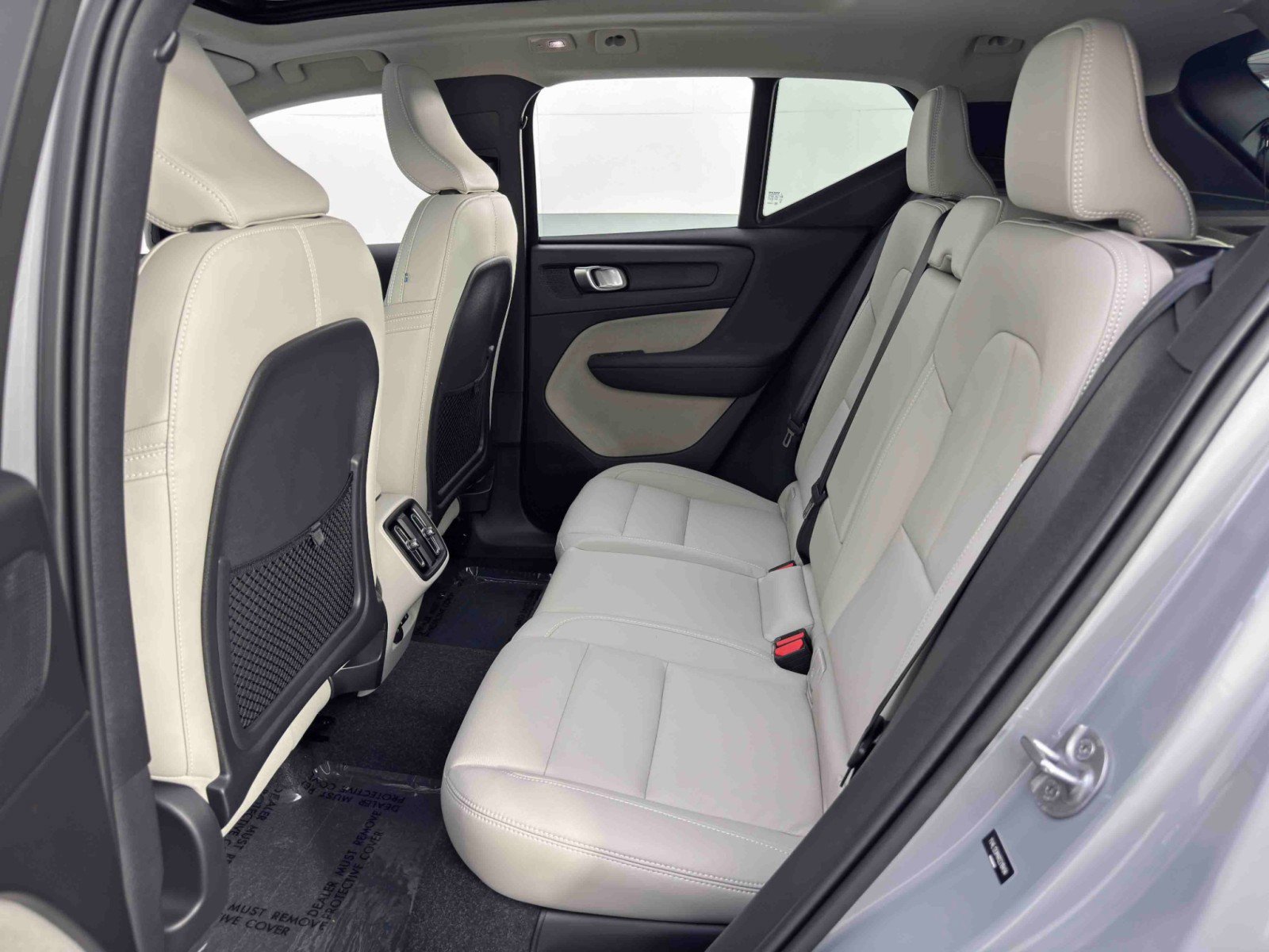 Used 2024 Volvo XC40 B5 Ultimate w/ Protection Package Premier image 44