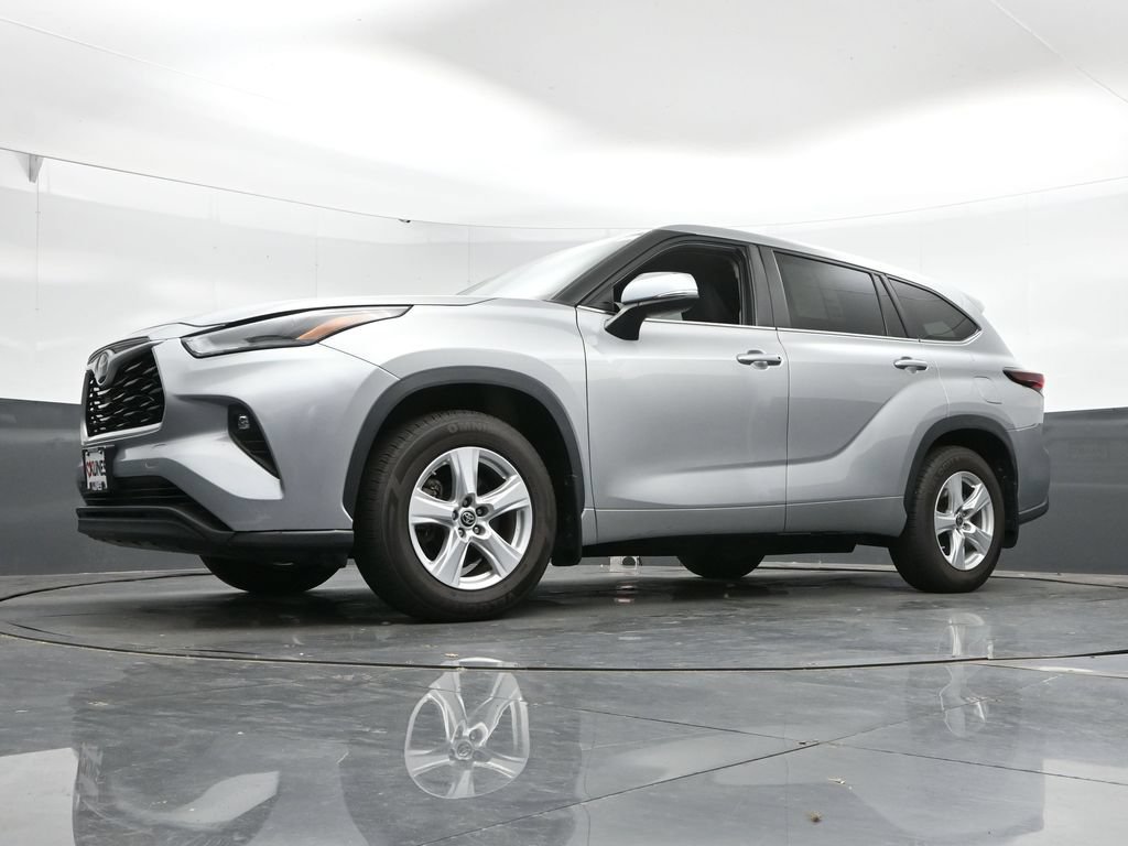 Used 2024 Toyota Highlander LE AWD/4WD image 44