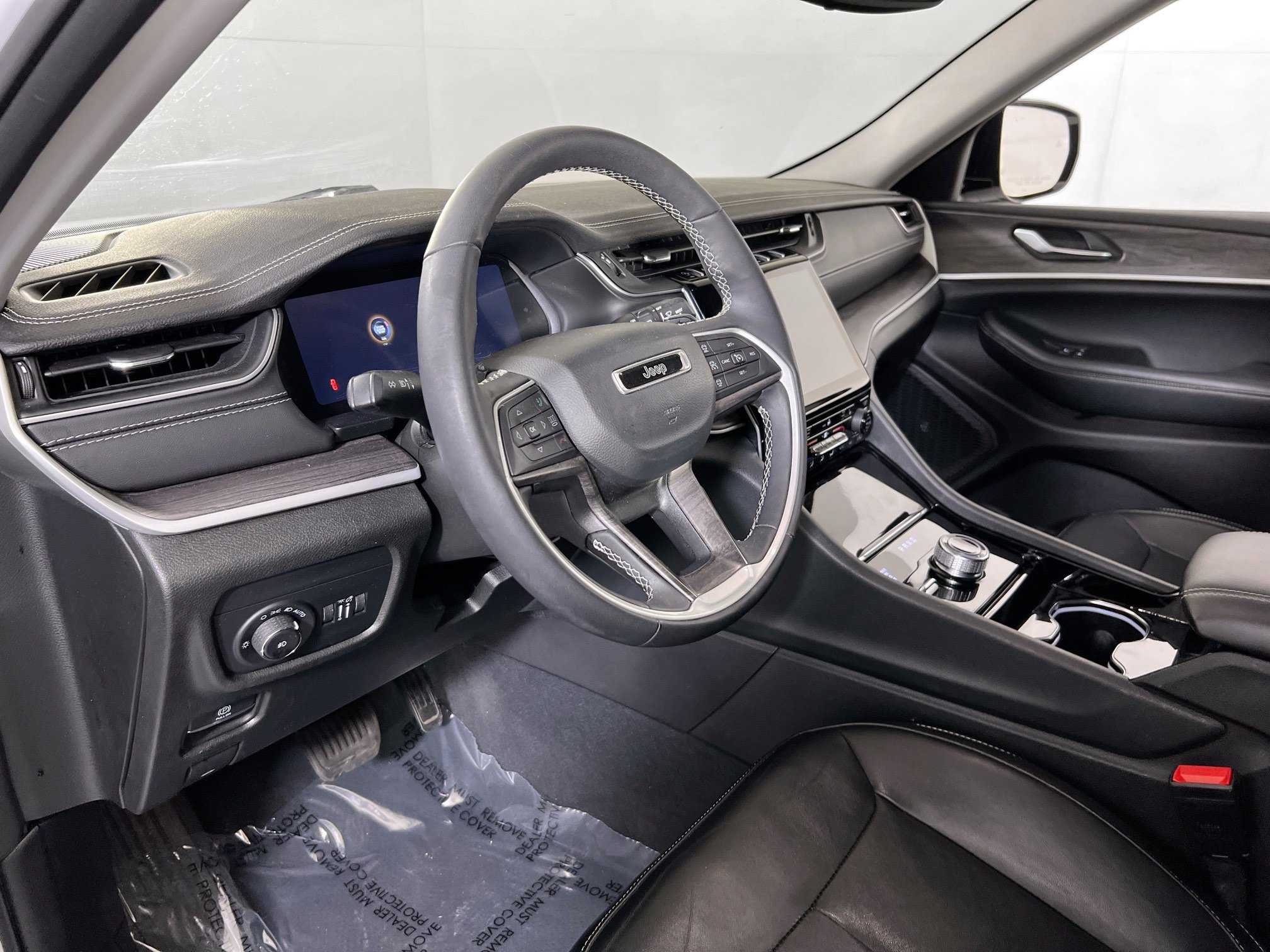 Used 2023 Jeep Grand Cherokee Limited w/ Black Appearance Package AWD/4WD image 9