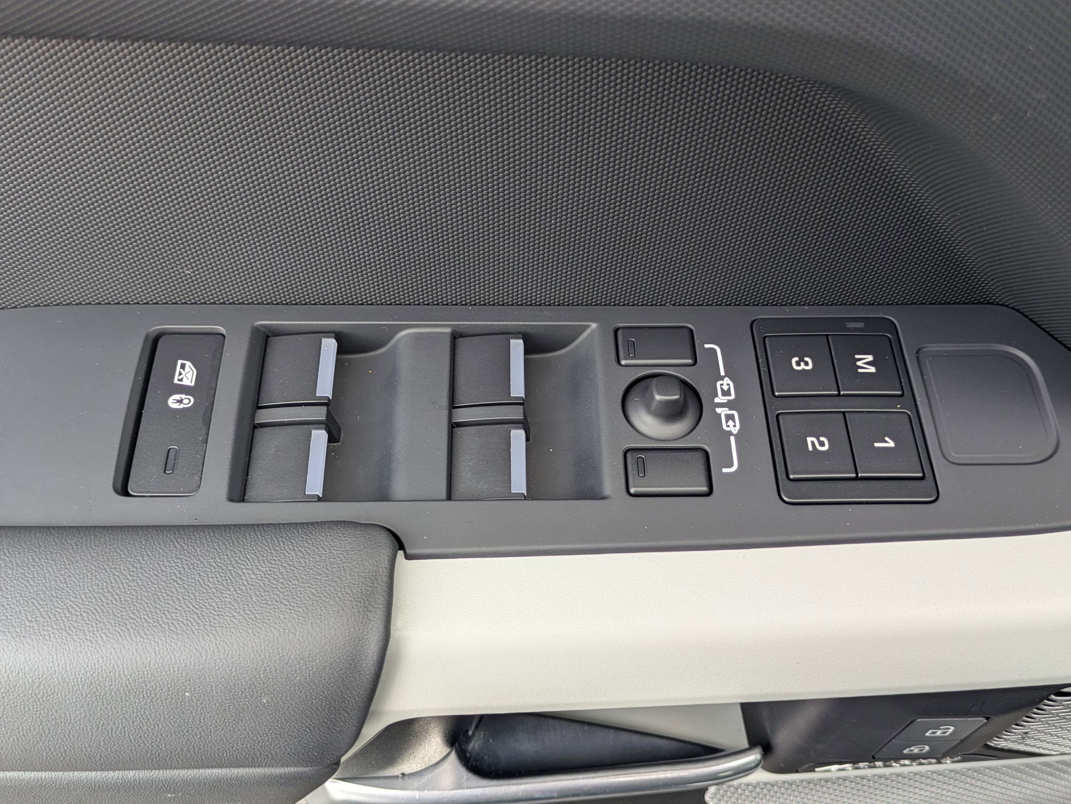 Certified 2023 Land Rover Defender 130 X-Dynamic SE image 22