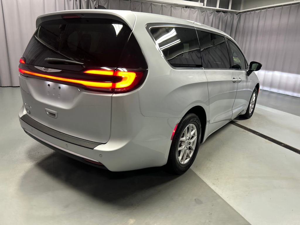 Used 2024 Chrysler Pacifica Touring-L FWD image 7