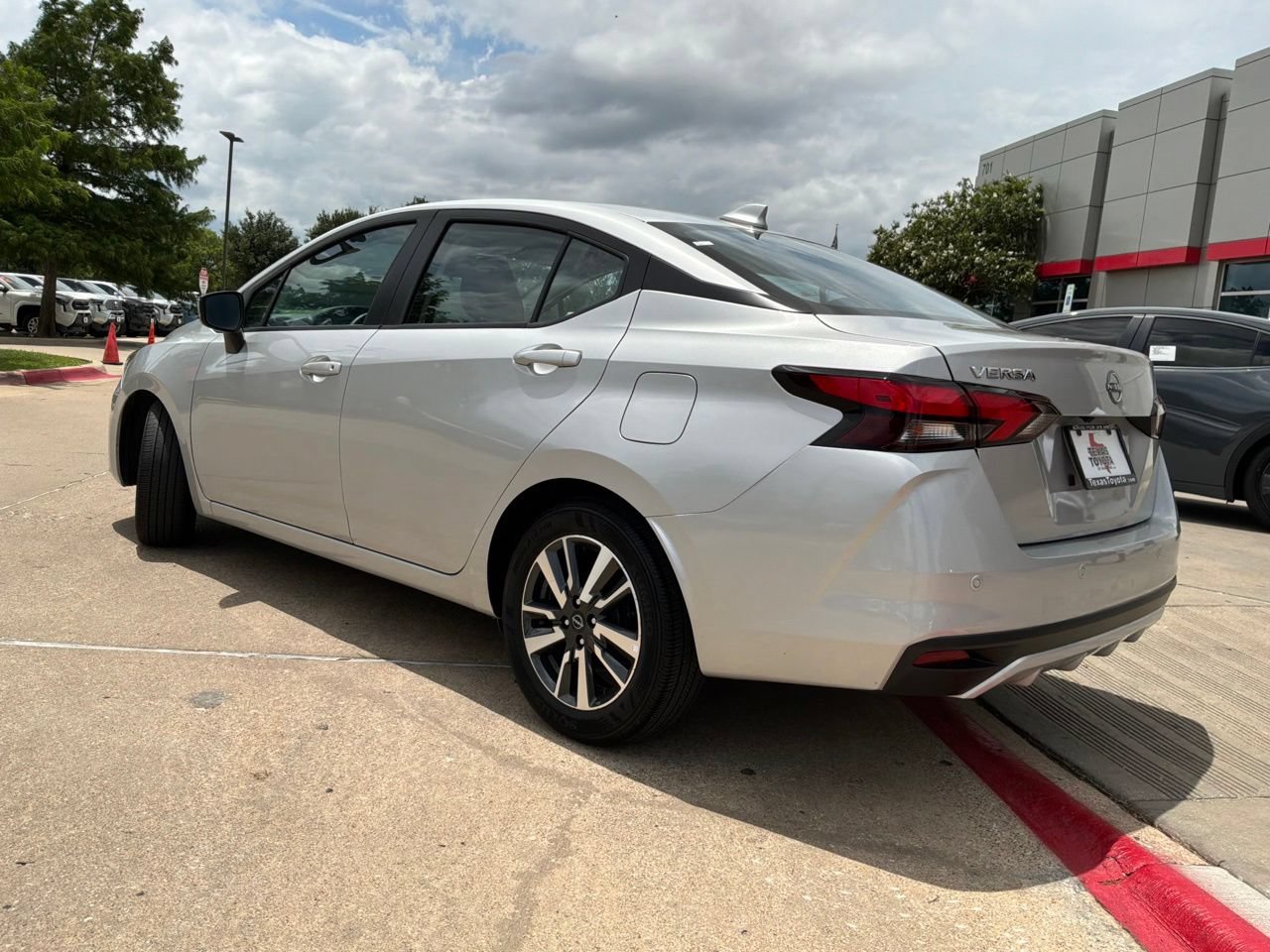 Used 2025 Nissan Versa SV FWD image 8