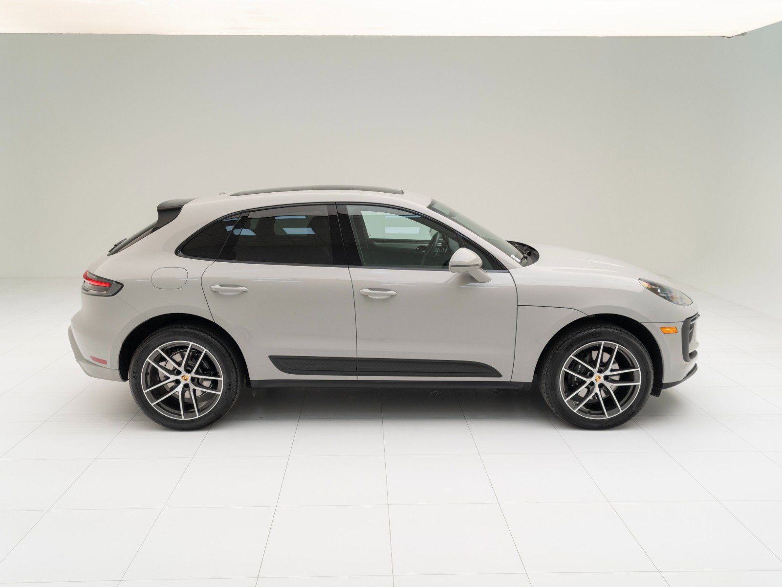 Certified 2025 Porsche Macan image 8