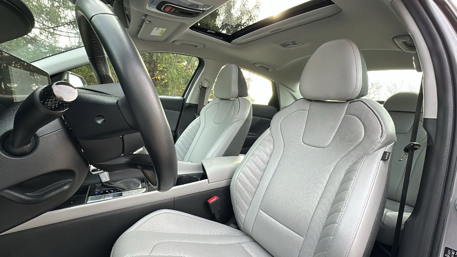 Used 2024 Hyundai Elantra Limited image 12