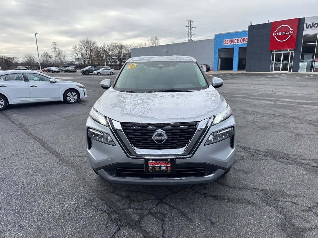 Used 2022 Nissan Rogue SV image 2