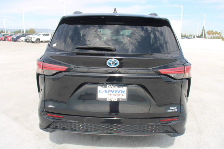 Used 2021 Toyota Sienna XSE w/ XSE Plus Package AWD/4WD image 4