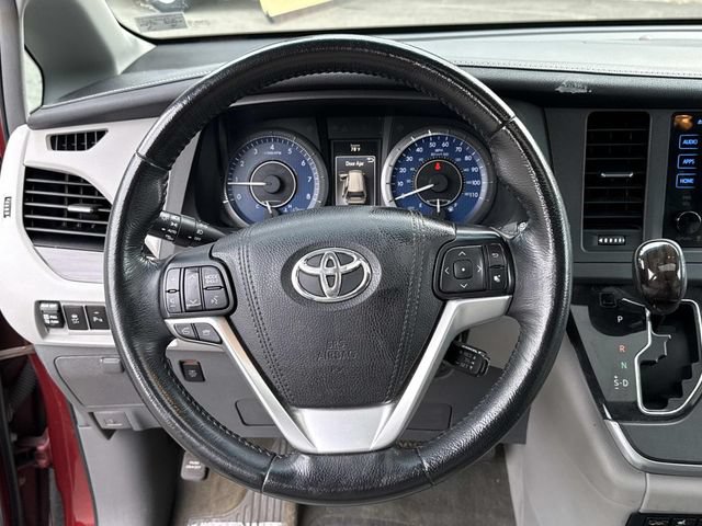 Used 2015 Toyota Sienna XLE Premium FWD image 19