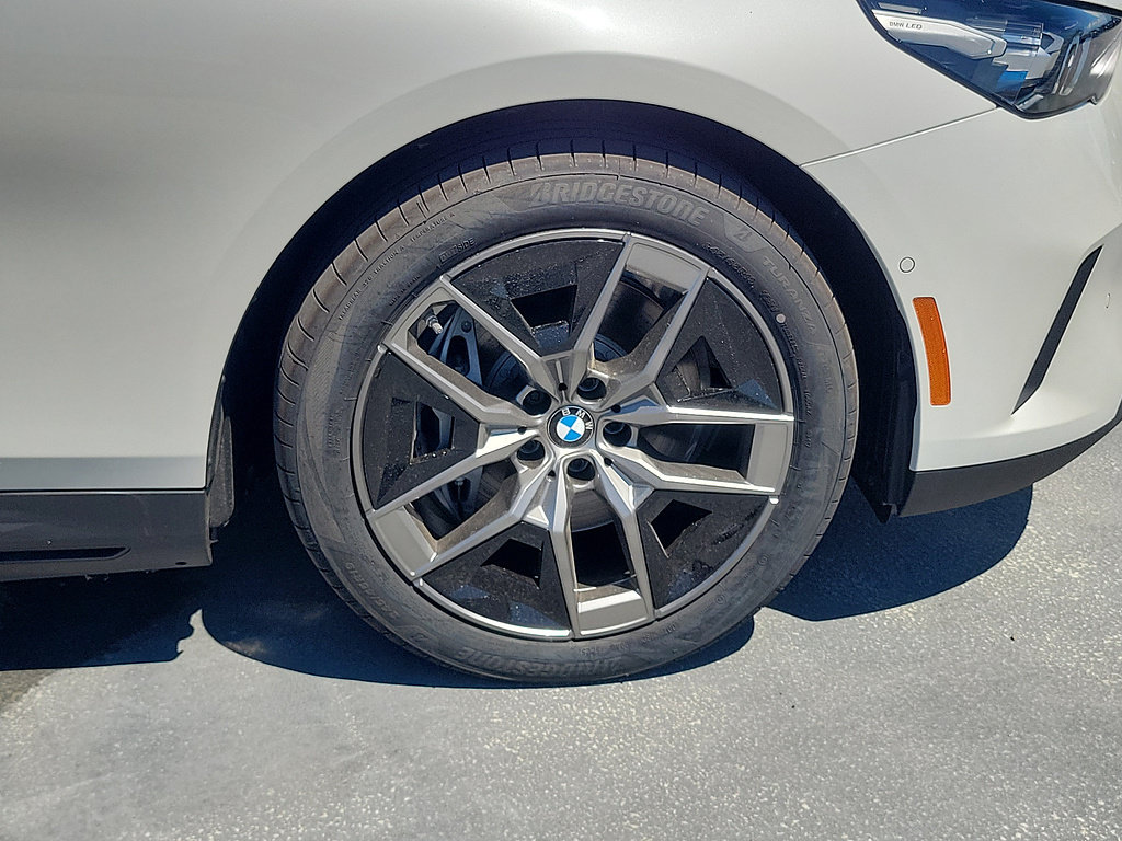 New 2026 BMW i5 eDrive40 w/ Convenience Package RWD image 5