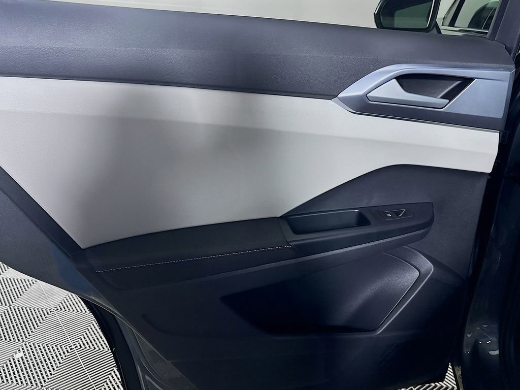 New 2025 Volkswagen Taos SE image 19