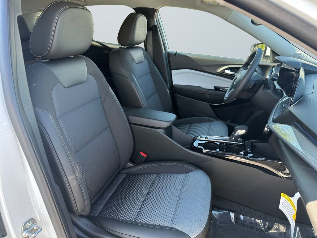 Certified 2025 Chevrolet Trax LT FWD image 15