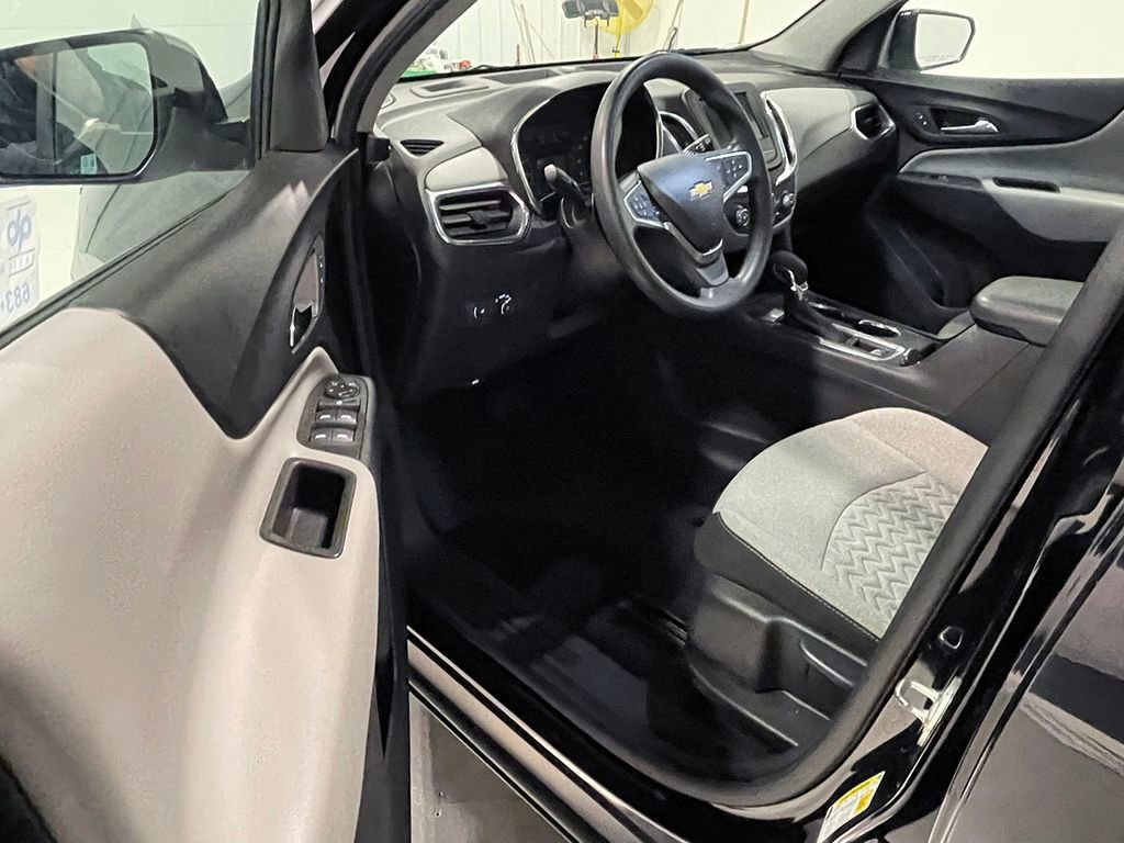 Used 2023 Chevrolet Equinox LS w/ Midnight Edition FWD image 3