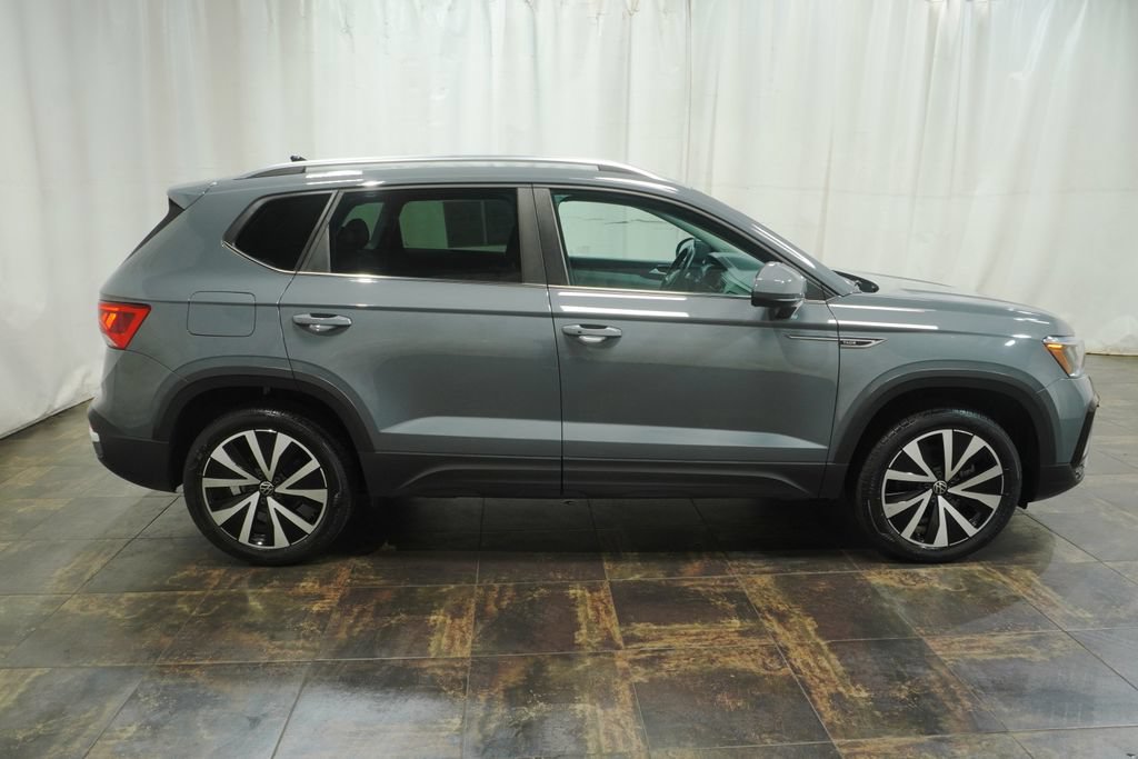 Used 2023 Volkswagen Taos SE FWD image 3