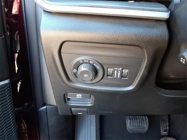 Used 2025 Jeep Grand Cherokee Limited w/ Luxury Tech Group II image 16