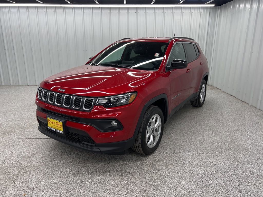 Used 2025 Jeep Compass Latitude image 3