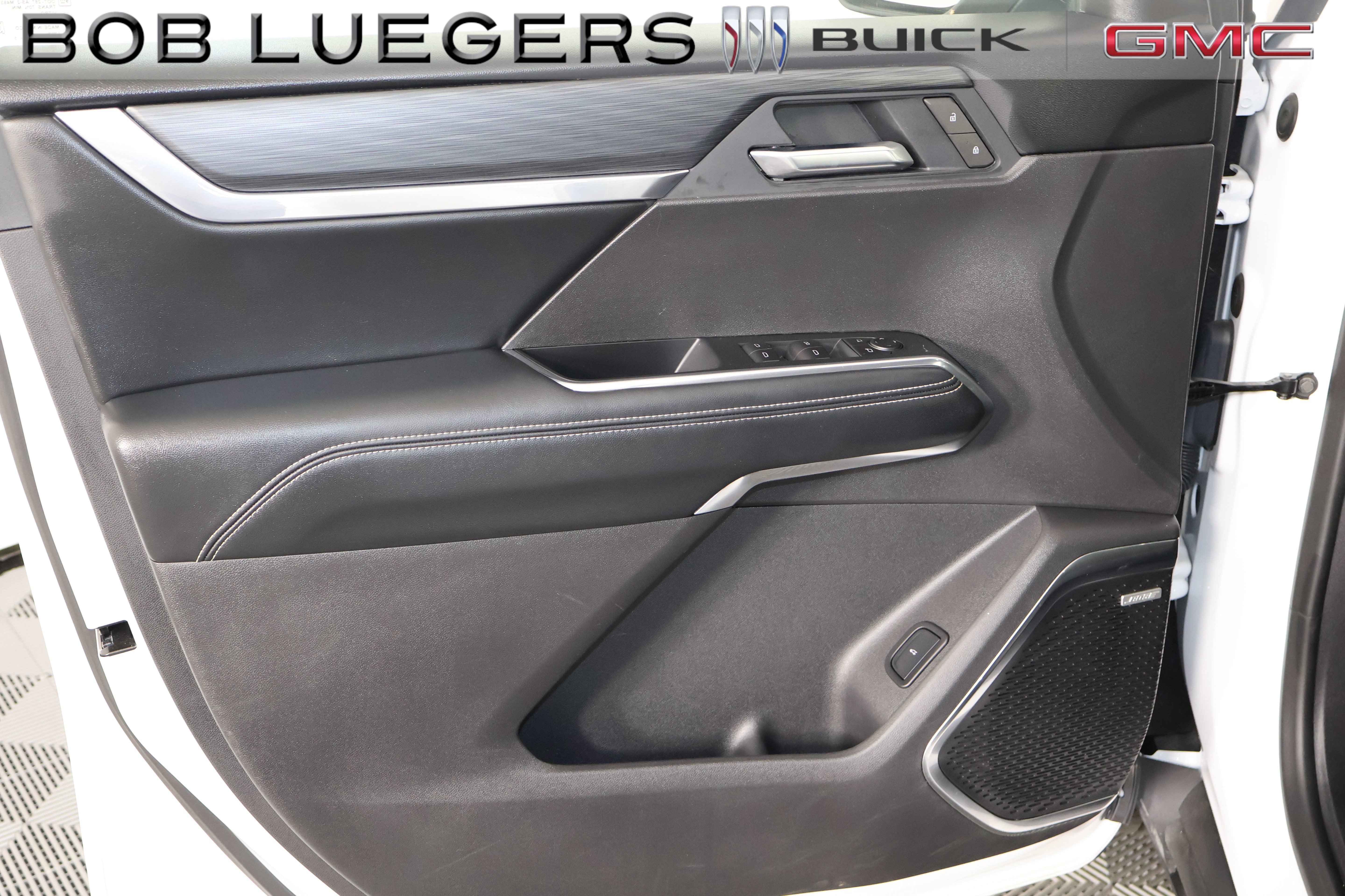 Certified 2025 GMC Acadia Elevation FWD image 6