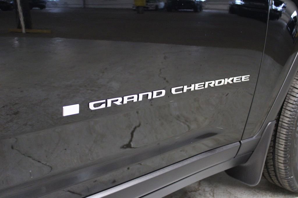 New 2025 Jeep Grand Cherokee Limited w/ Luxury Tech Group II image 37