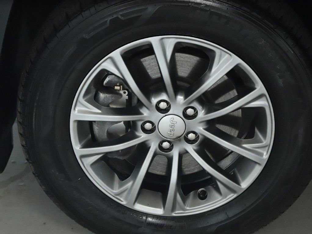 Used 2019 Jeep Cherokee Latitude Plus w/ Cold Weather Group AWD/4WD image 37