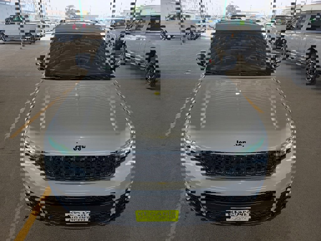 Used 2024 Jeep Grand Cherokee L Altitude image 2