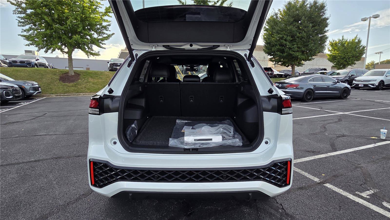 New 2026 Volkswagen Tiguan SE R-Line AWD/4WD image 38