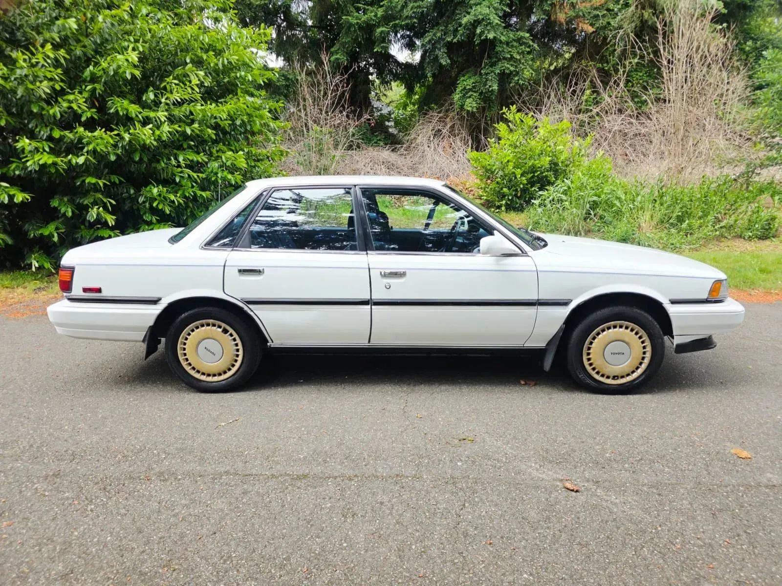 Used 1990 Toyota Camry LE FWD image 6