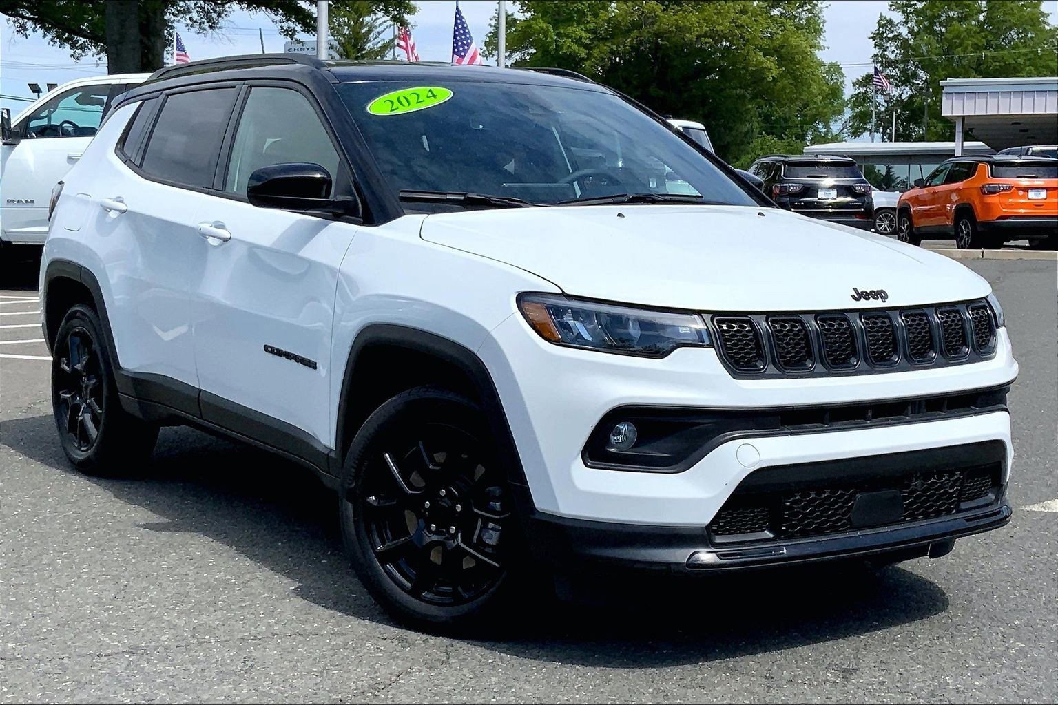Used 2024 Jeep Compass Latitude w/ Convenience Group AWD/4WD image 2