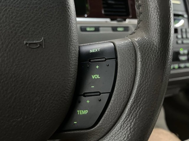 Used 2005 Lincoln Town Car Signature Limited image 40