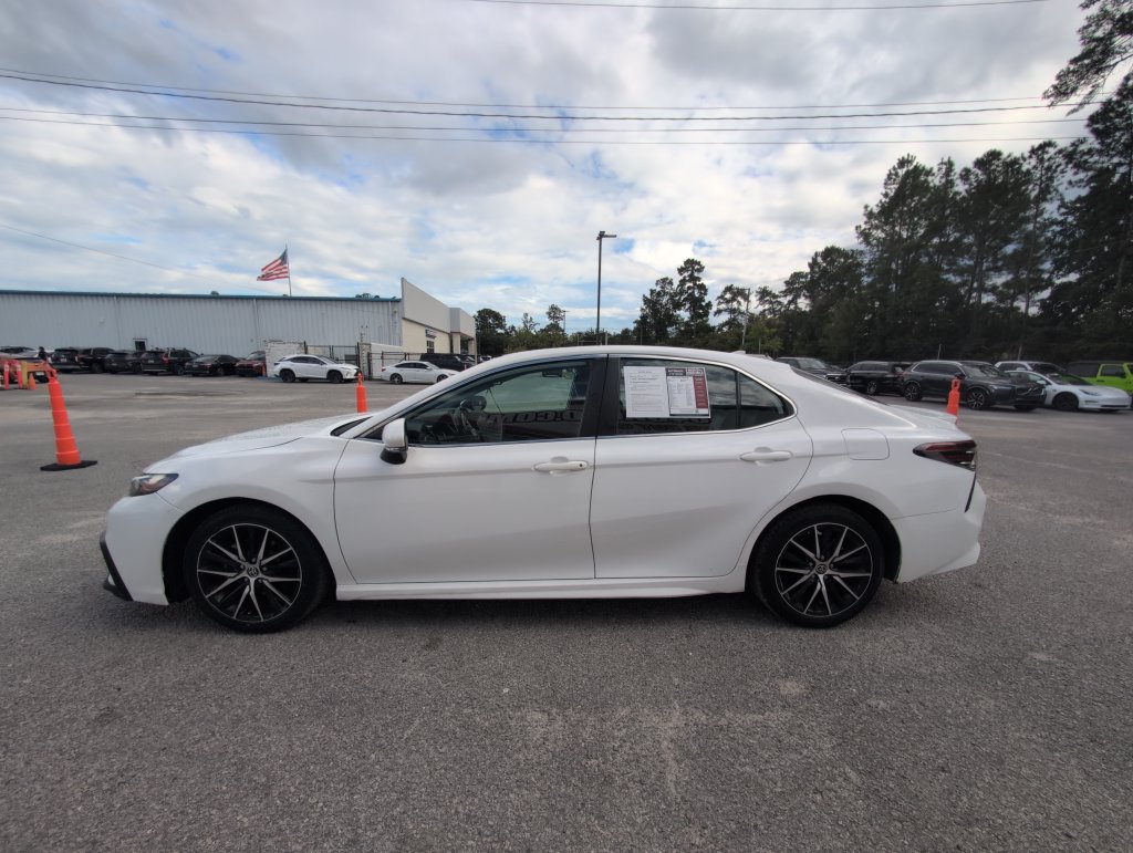 Used 2023 Toyota Camry SE FWD image 5