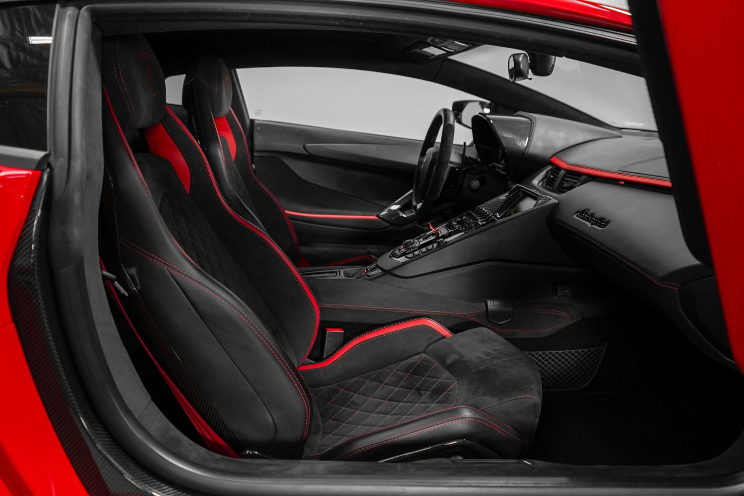 Used 2018 Lamborghini Aventador S image 28