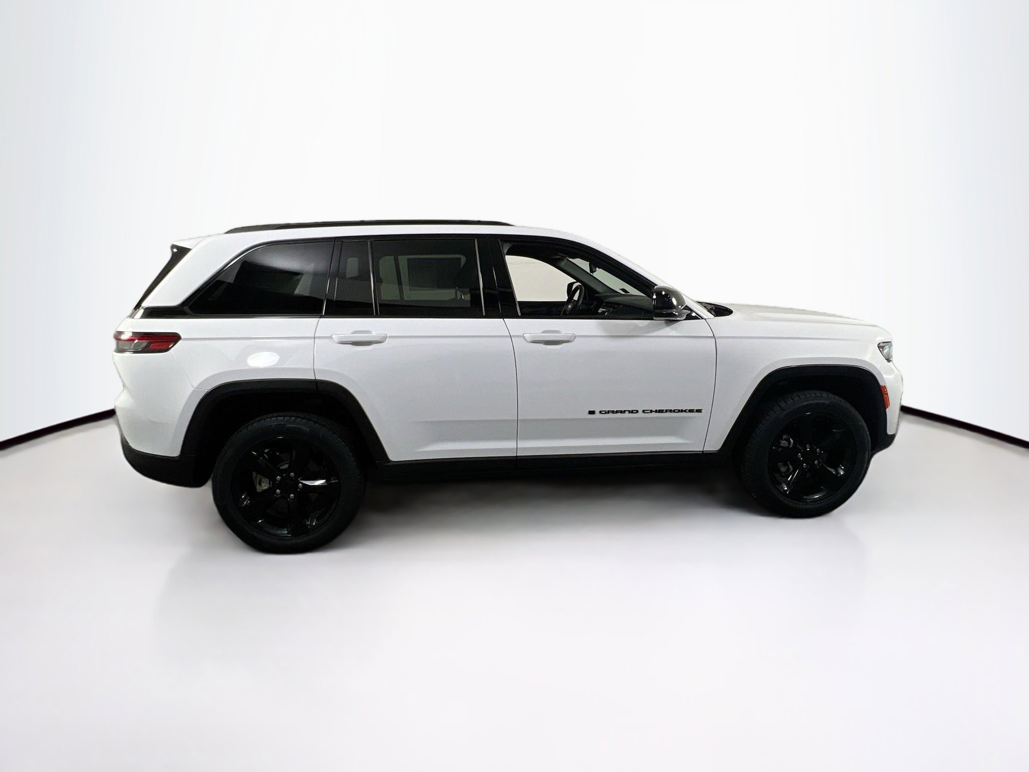 Used 2023 Jeep Grand Cherokee Altitude image 4