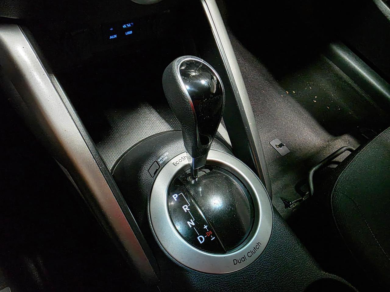 Used 2016 Hyundai Veloster FWD image 32
