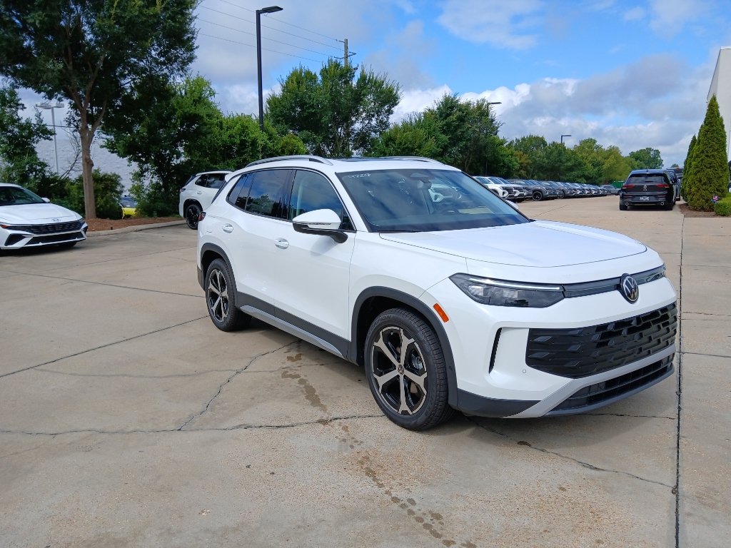 New 2026 Volkswagen Tiguan SE FWD image 1