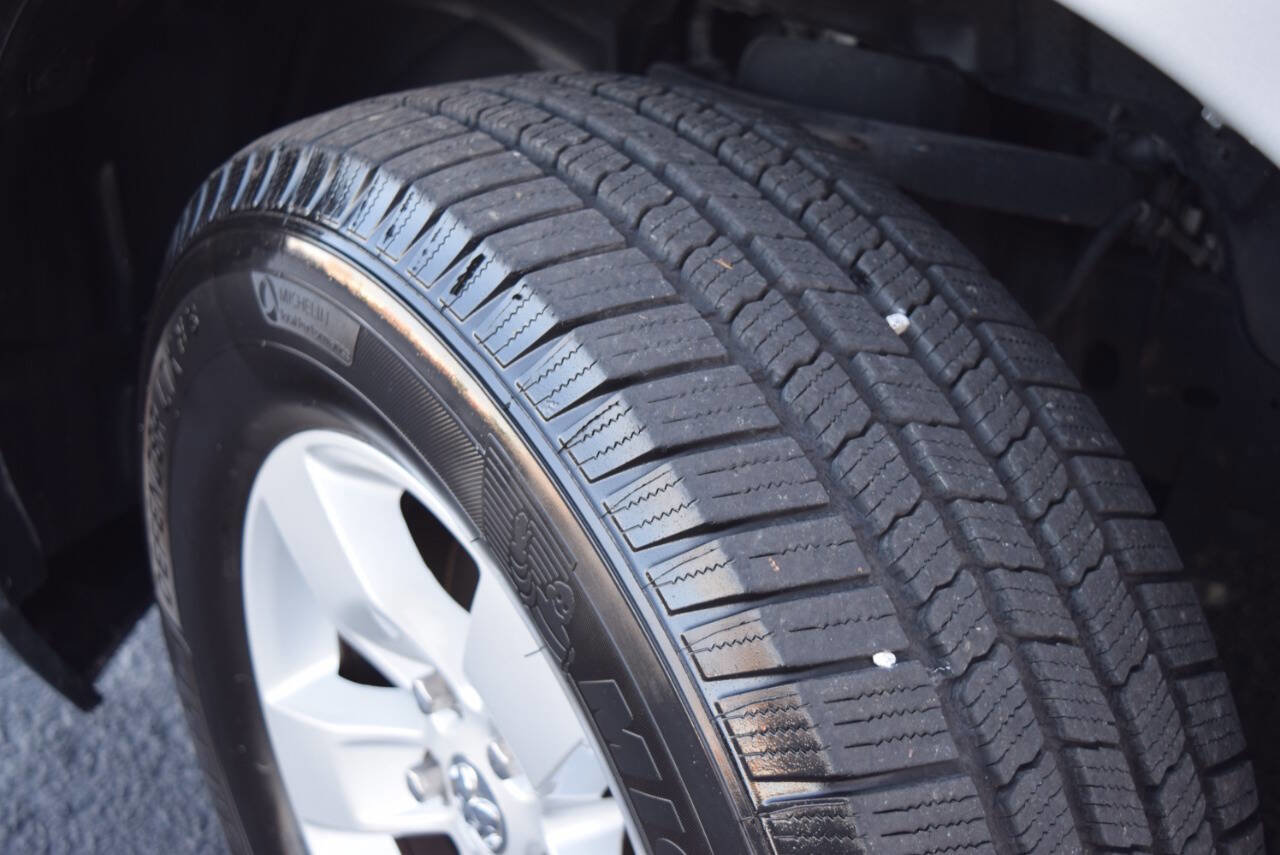 Used 2019 RAM 1500 Classic SLT w/ Luxury Group image 9