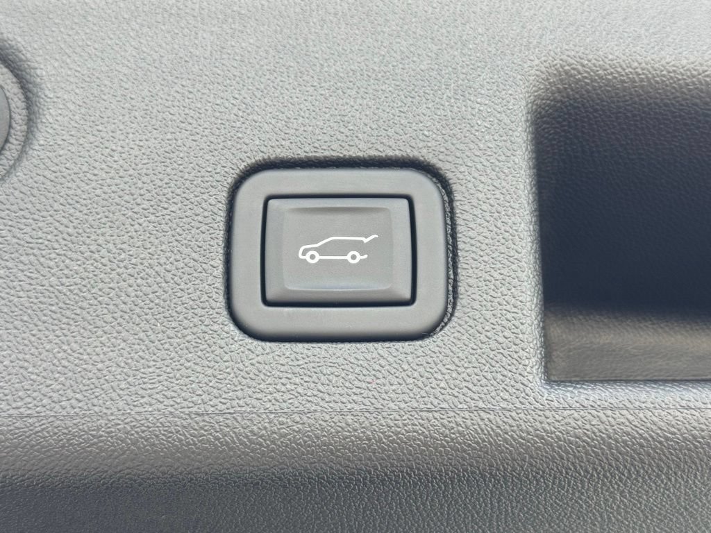 Used 2023 Chevrolet Equinox RS w/ LPO, Floor Liner Package FWD image 9