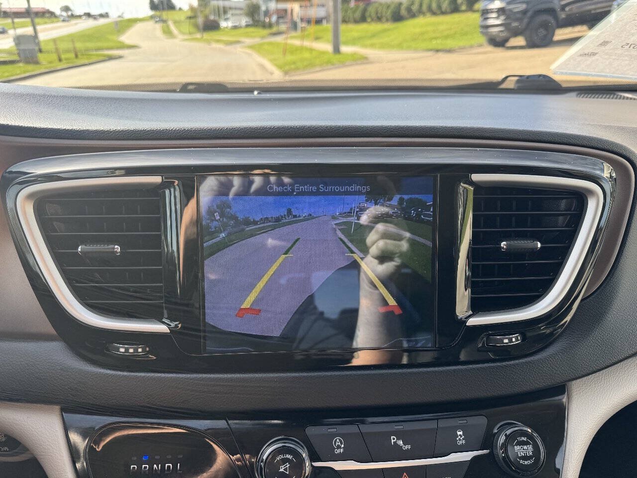 Used 2017 Chrysler Pacifica Touring-L FWD image 19