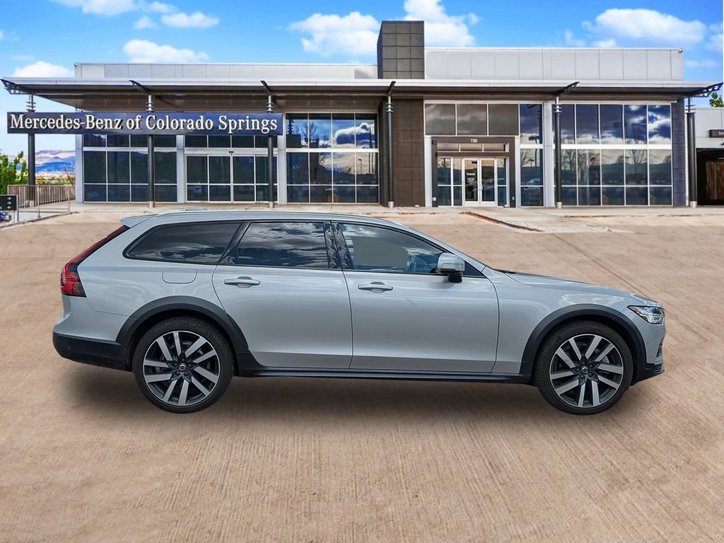 Used 2023 Volvo V90 B6 Cross Country Ultimate AWD/4WD image 4