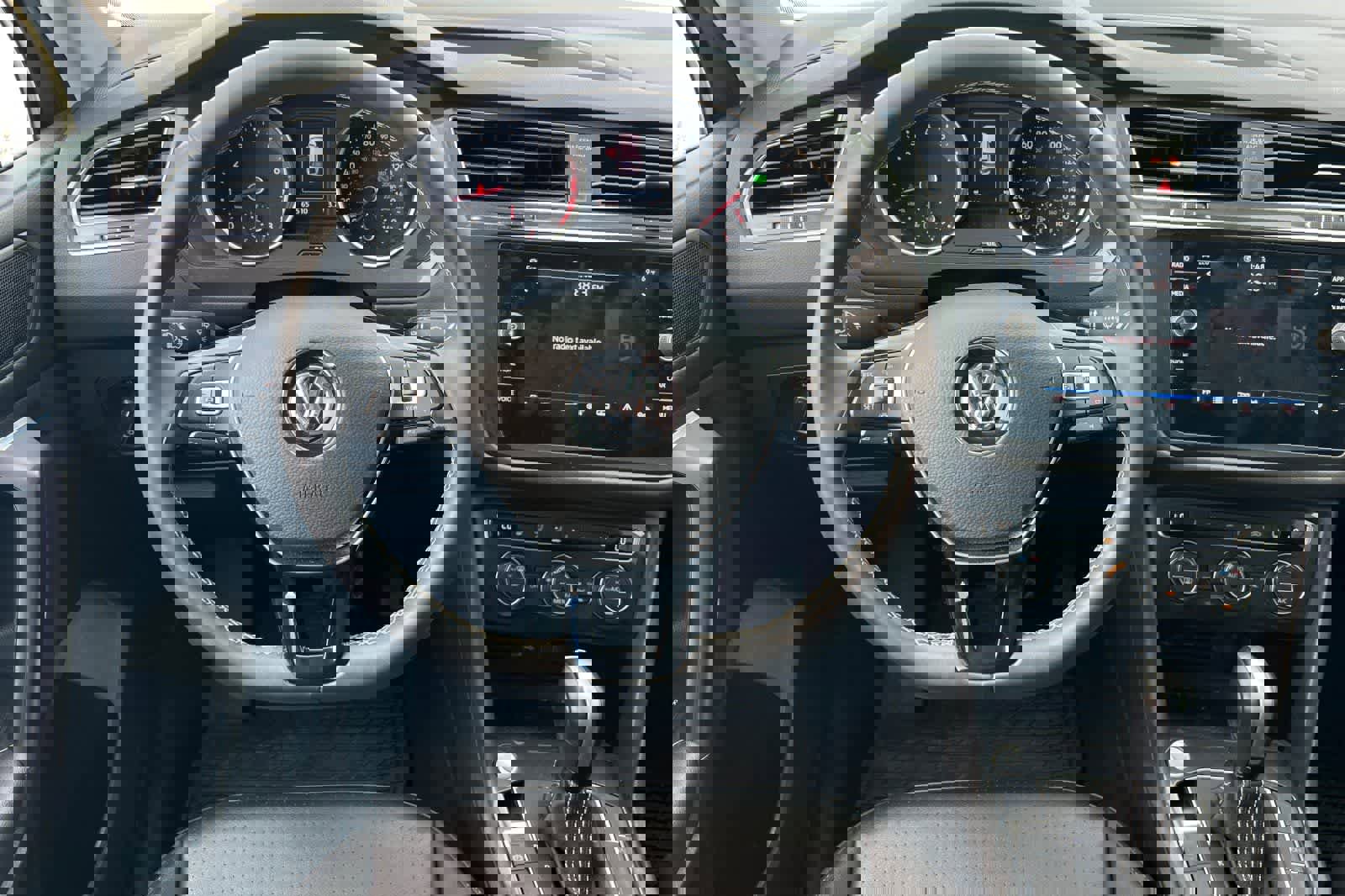 Used 2021 Volkswagen Tiguan SE w/ Panoramic Sunroof Package image 16