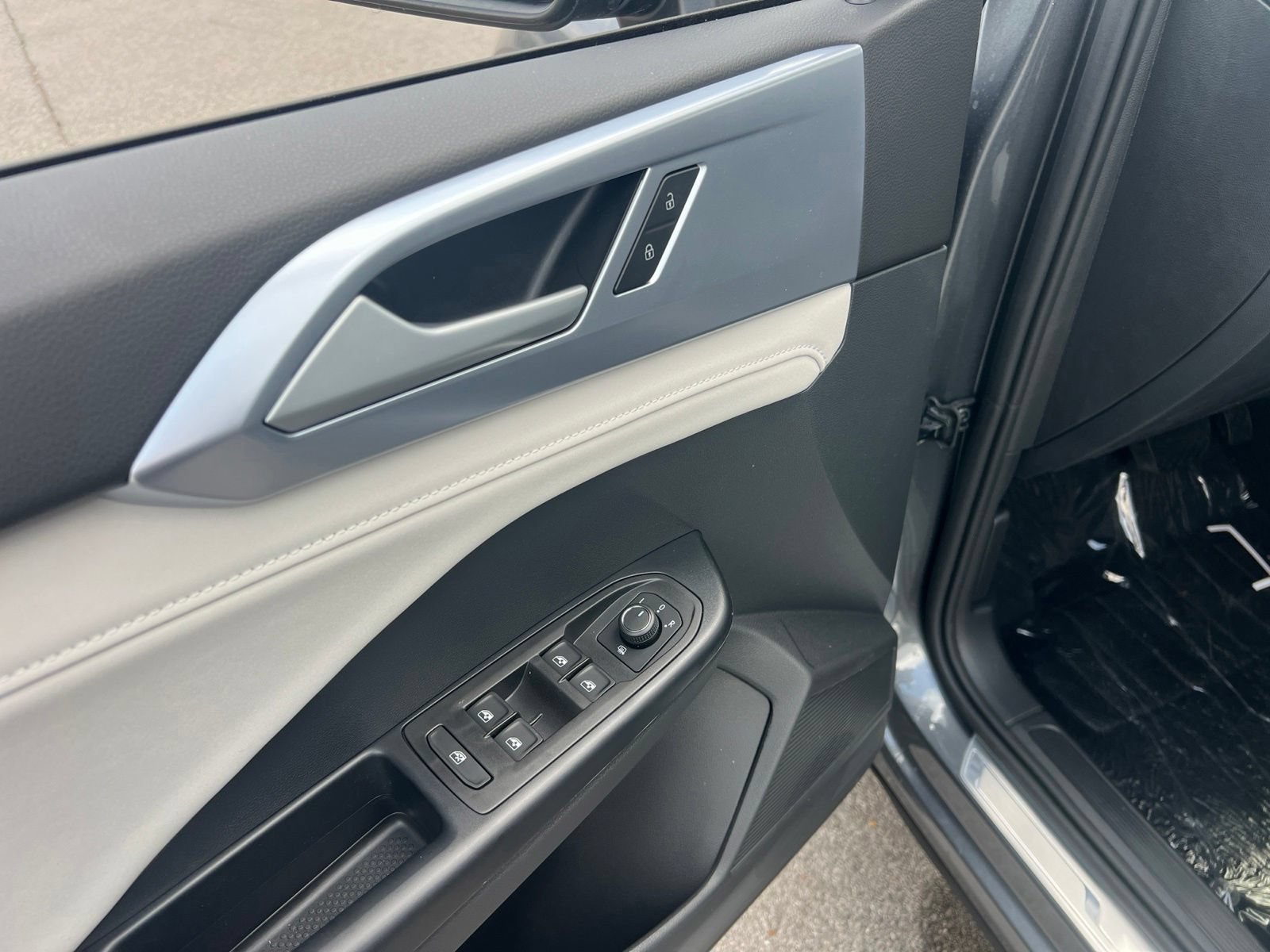 New 2026 Volkswagen Taos SE FWD image 23