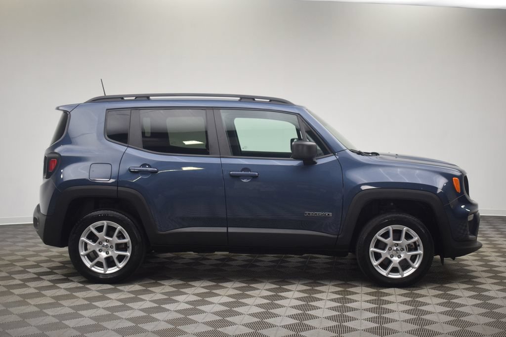 Used 2023 Jeep Renegade Latitude w/ Premium Group AWD/4WD image 15