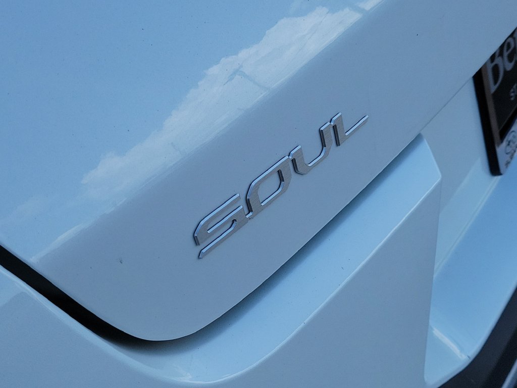 Used 2025 Kia Soul LX w/ LX Technology Package FWD image 5