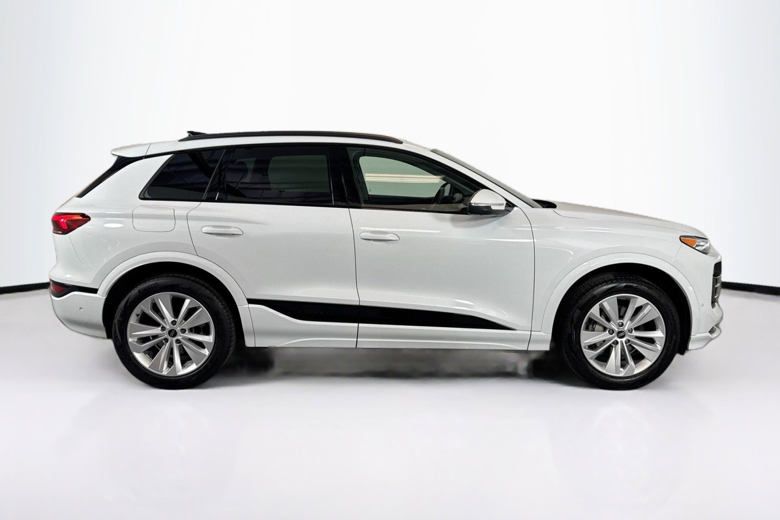 Used 2025 Audi Q6 e-tron Premium w/ Convenience Package image 4