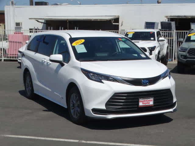 Certified 2021 Toyota Sienna LE image 2