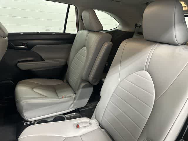 Used 2023 Toyota Highlander XLE FWD image 14