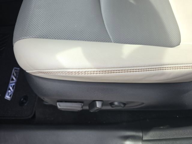 Used 2020 Toyota RAV4 Limited image 13