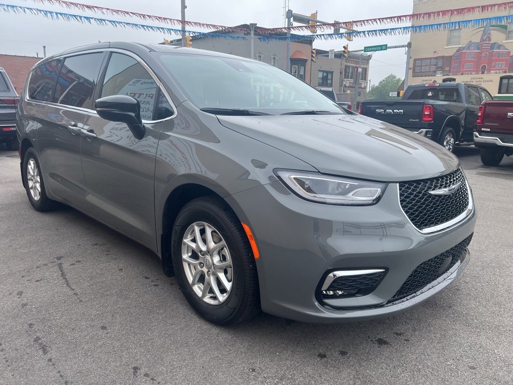 New 2025 Chrysler Pacifica Select image 3