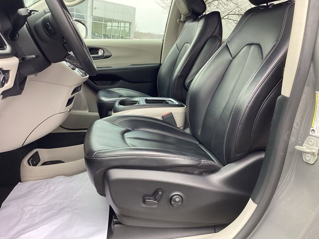 Used 2023 Chrysler Pacifica Touring-L image 15